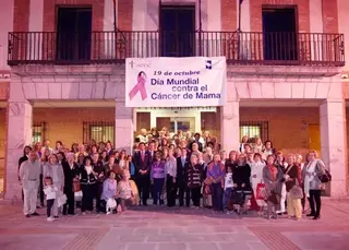 Las Rozas tiñe de rosa la fachada de su Ayuntamiento en el Día contra el Cáncer de Mama