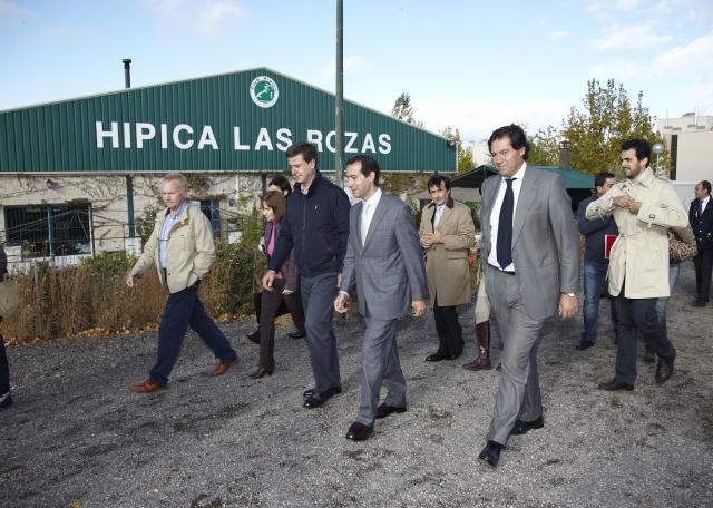 Fernández Rubio y Salvador Victoria asisten a una sesión de hipoterapia en el Centro de Hípica