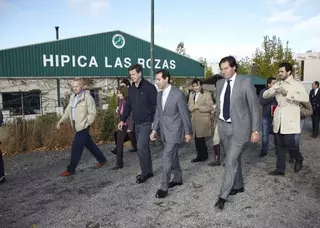 Fernández Rubio y Salvador Victoria asisten a una sesión de hipoterapia en el Centro de Hípica