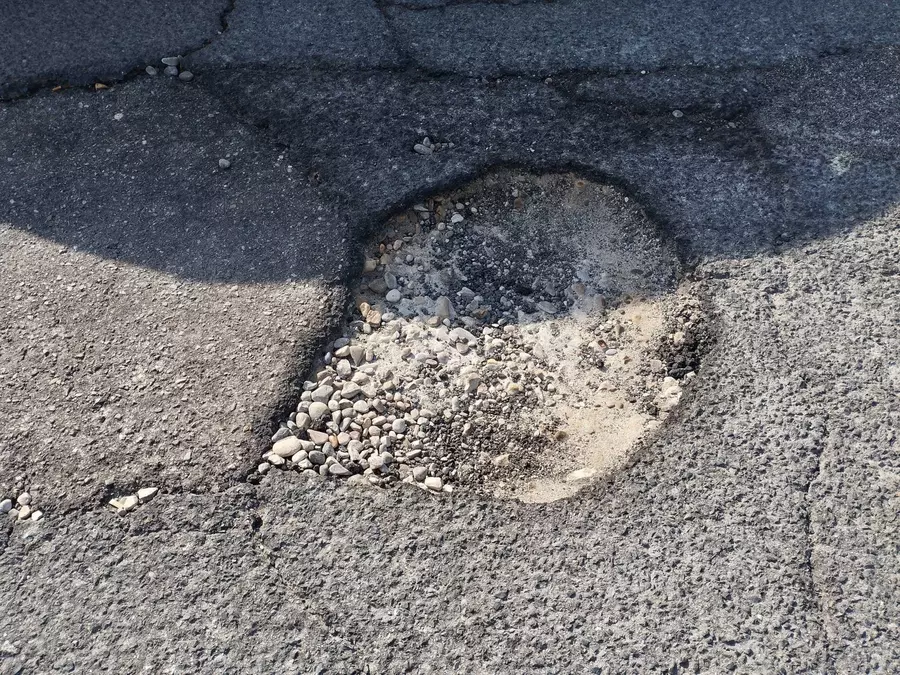 Boquete en mitad de la carretera
