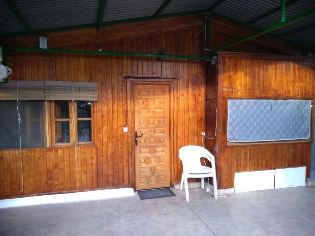 Se vende  casa de madera en el camping Daganzo de Arriba cerca Alcala de Henares, club social, petanca, club ciclismo, ludoteca piscina voleibol, senderismo fútbol, ideal familias, a media hora de Madrid,
La casa son 40m2, 2 habitaciones , salón, cocina, aseo y terraza 30m2
Según normativas de la comunidad de Madrid no se puede vivir allí como residencia habitual el uso es solo  vacacional,  fines de semana, Semana Santa, Navidades y puentes