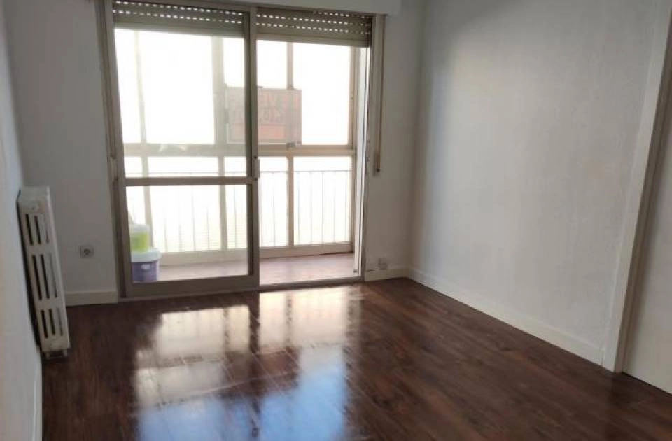 Piso recién reformado en el centro de Majadahonda. Cocina nueva con vitrocerámica, suelos de tarima 