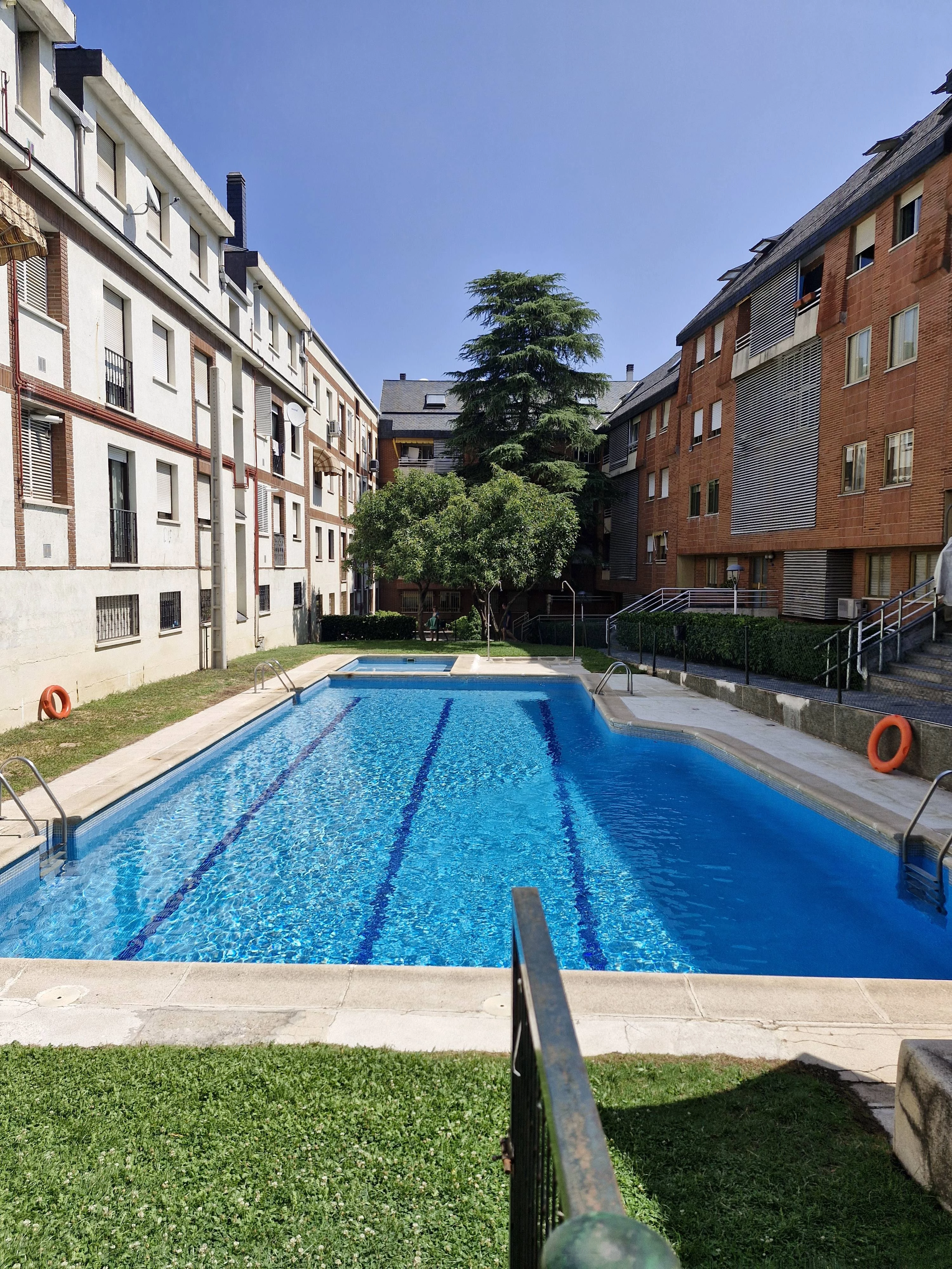 Piso reformado de un dormitorio,  en urbanización con piscina