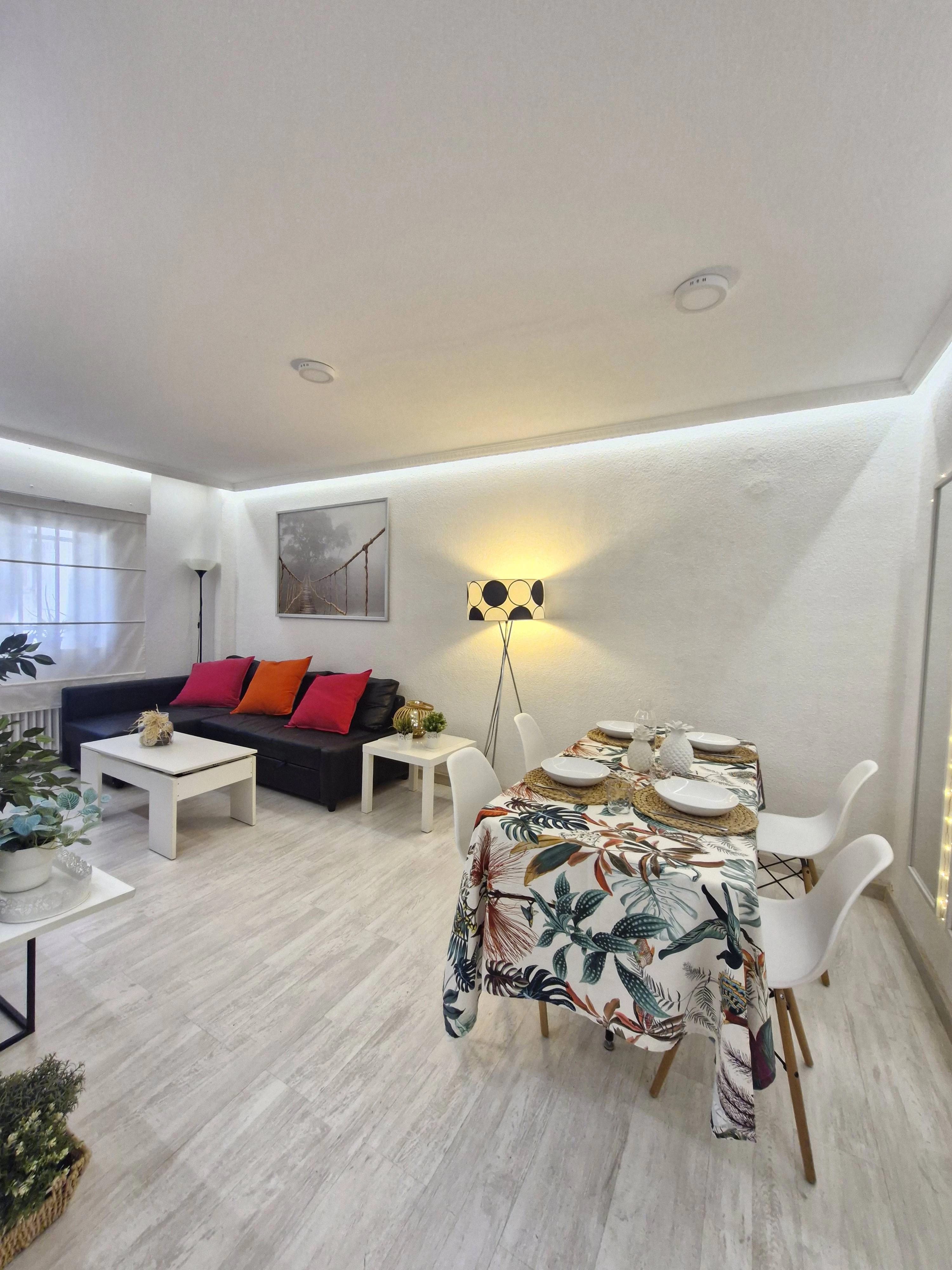 Piso reformado de un dormitorio,  en urbanización con piscina