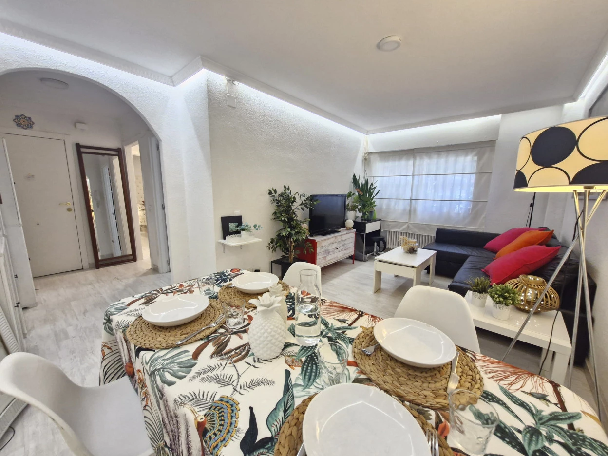 Piso reformado de un dormitorio,  en urbanización con piscina