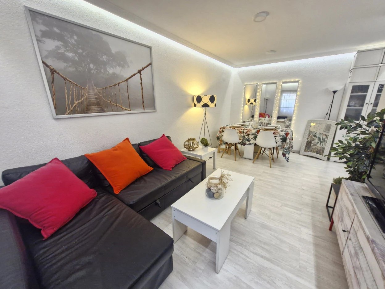 Piso reformado de un dormitorio,  en urbanización con piscina