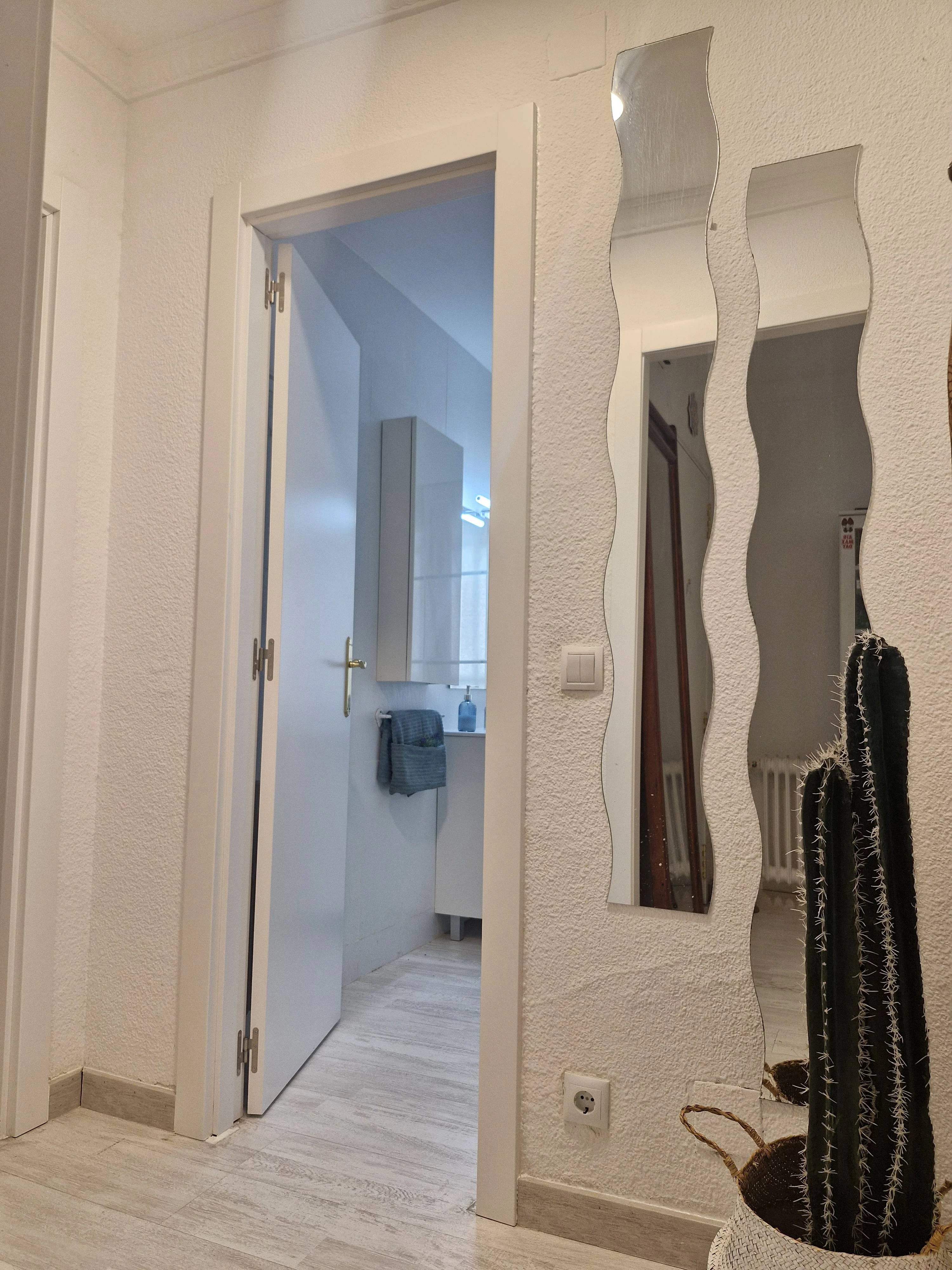 Piso reformado de un dormitorio,  en urbanización con piscina