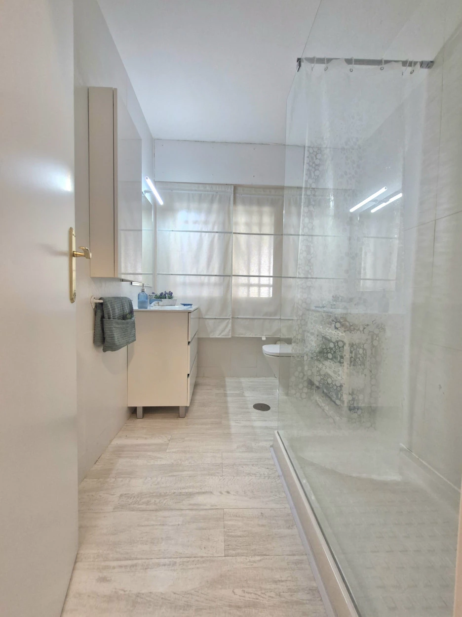 Piso reformado de un dormitorio,  en urbanización con piscina