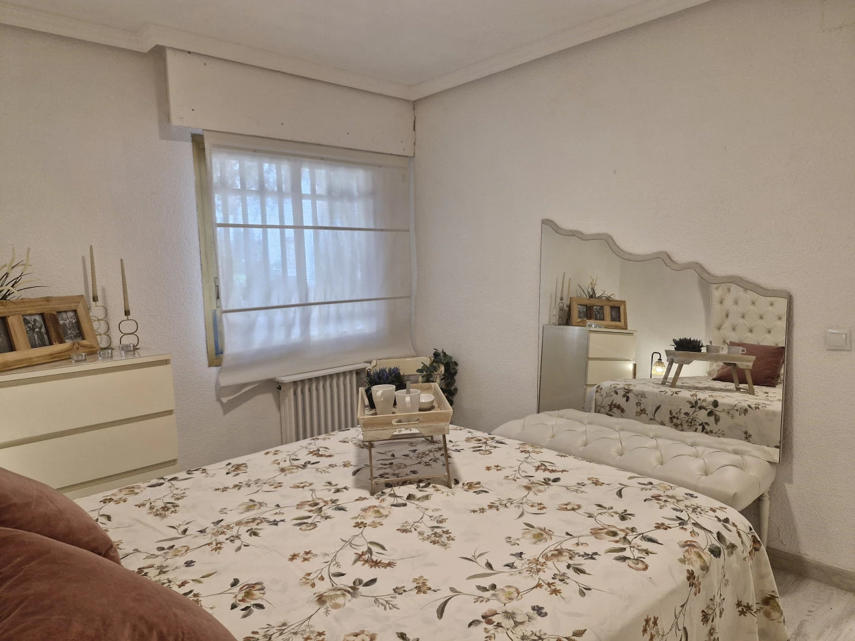 Piso reformado de un dormitorio,  en urbanización con piscina
