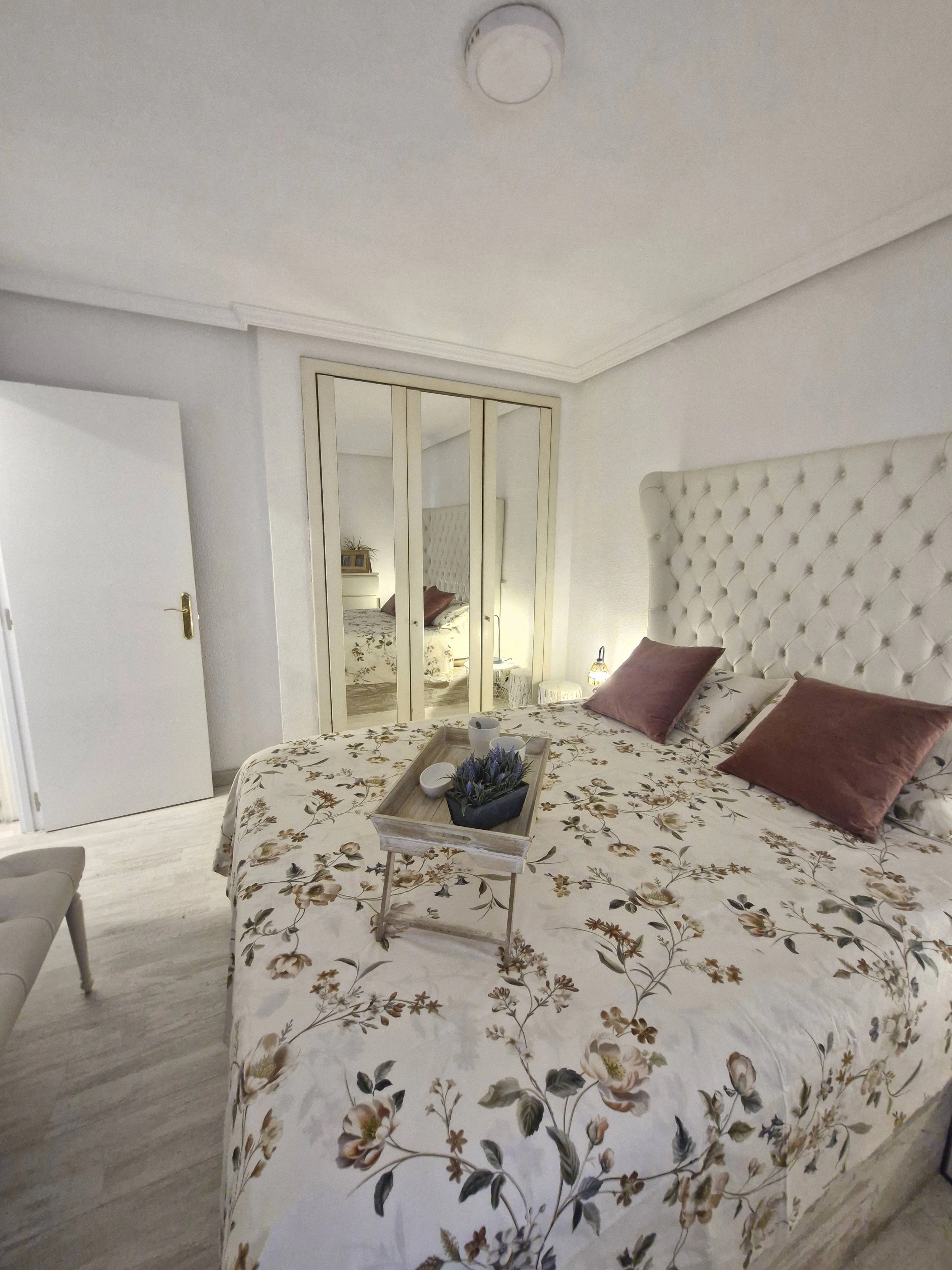 Piso reformado de un dormitorio,  en urbanización con piscina