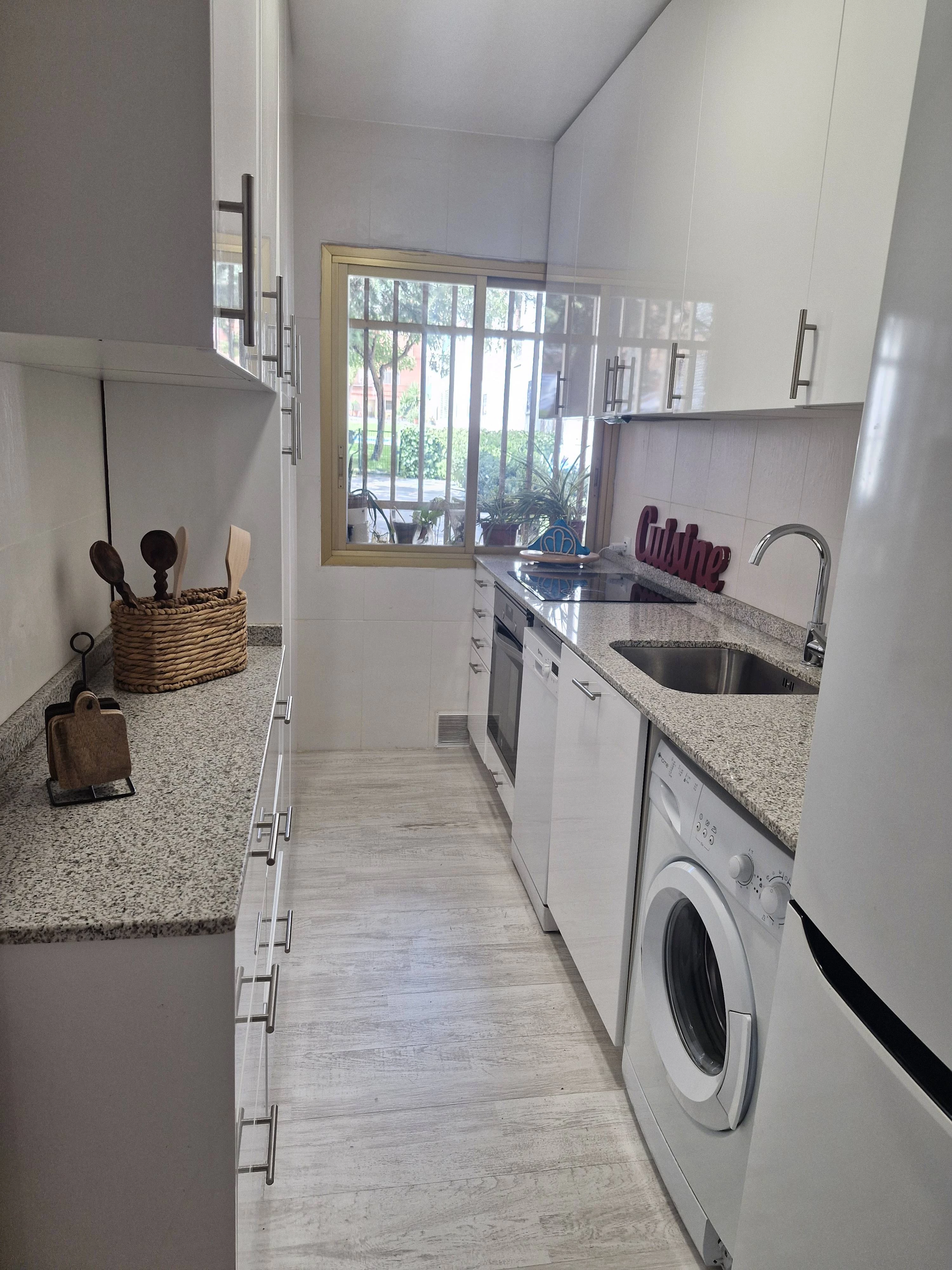 Piso reformado de un dormitorio,  en urbanización con piscina