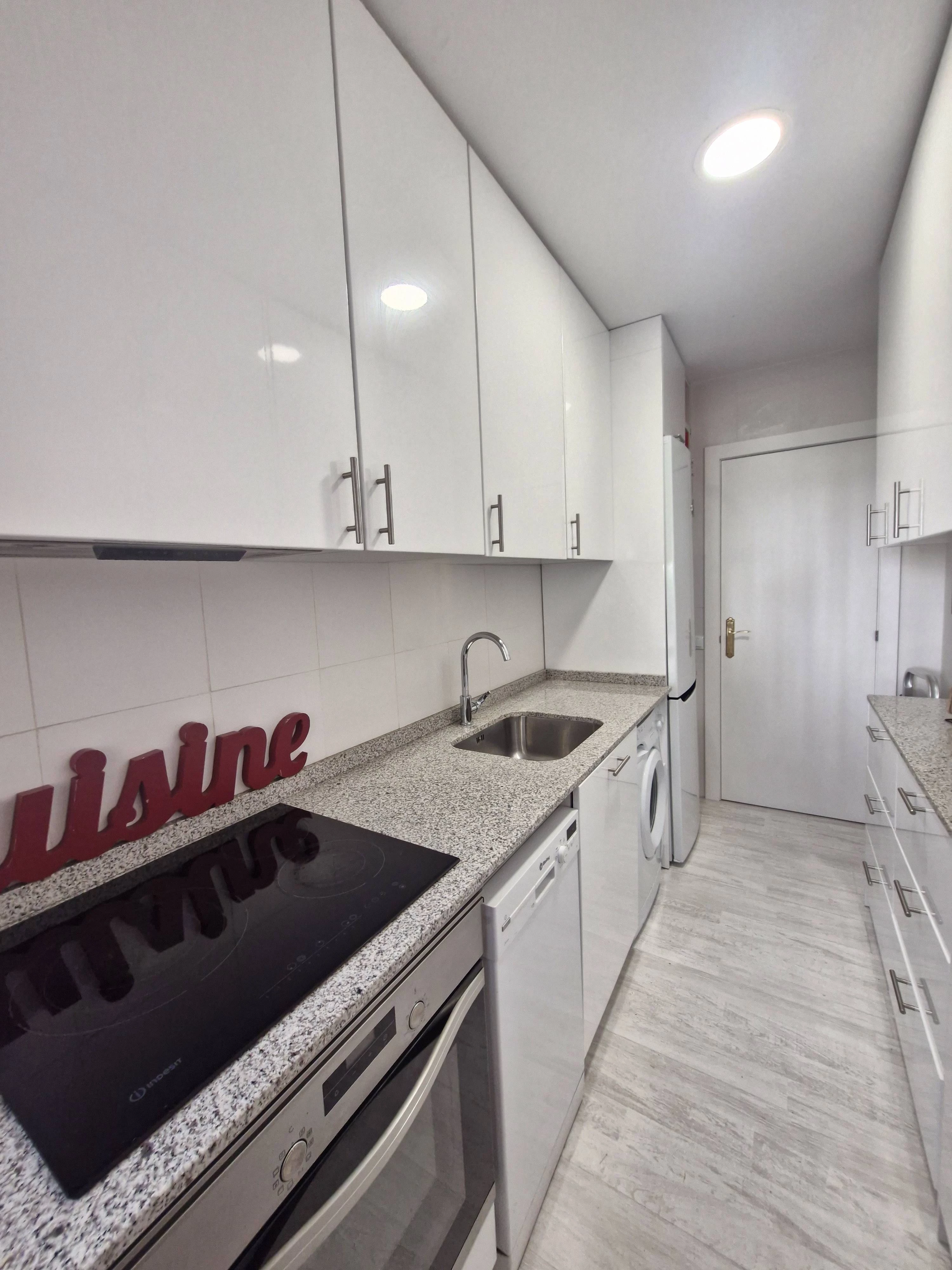 Piso reformado de un dormitorio,  en urbanización con piscina