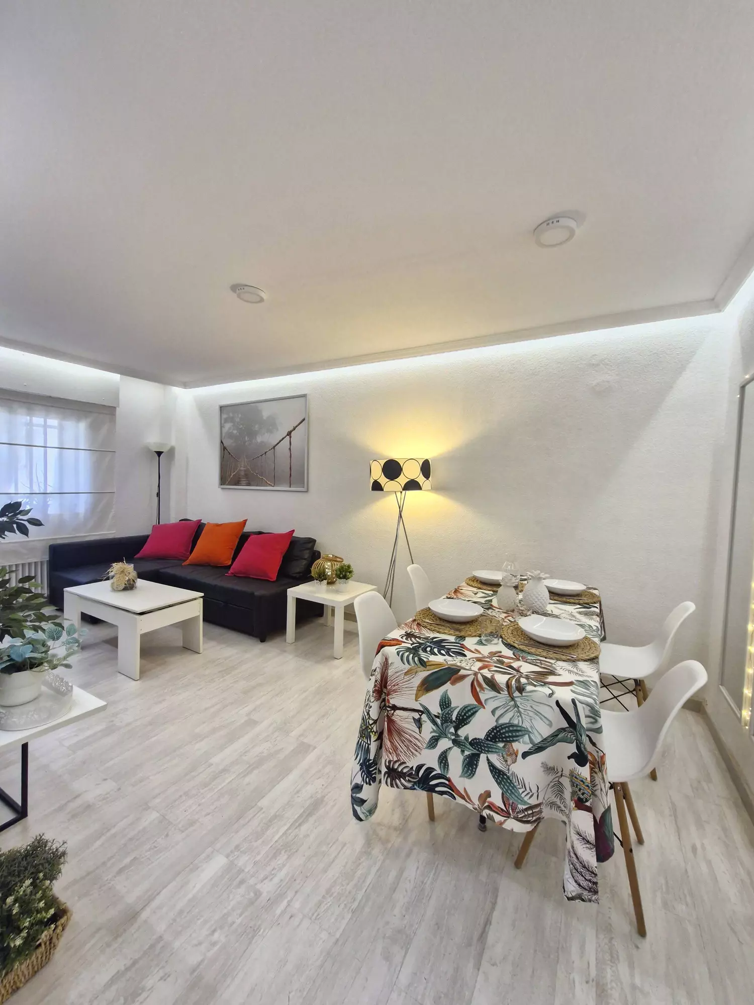 Piso reformado de un dormitorio,  en urbanización con piscina