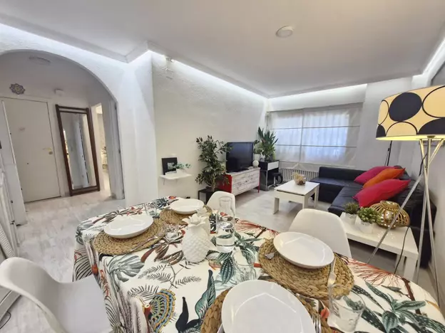 Piso reformado de un dormitorio,  en urbanización con piscina