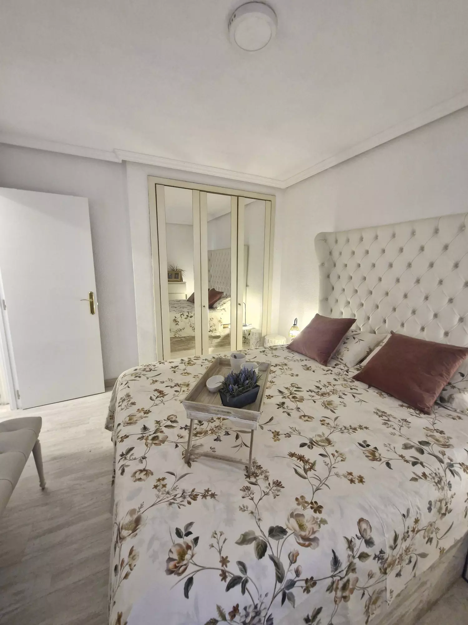 Piso reformado de un dormitorio,  en urbanización con piscina