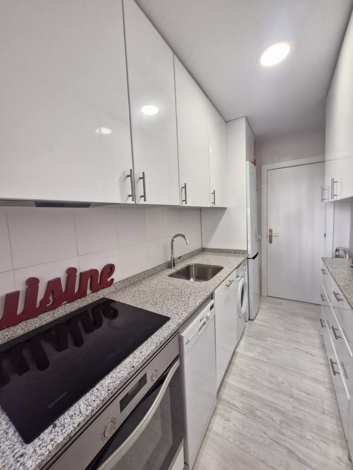 Piso reformado de un dormitorio,  en urbanización con piscina