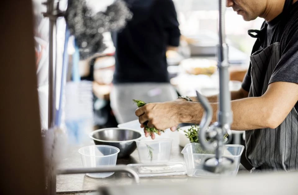 Se necesita cocinero/a