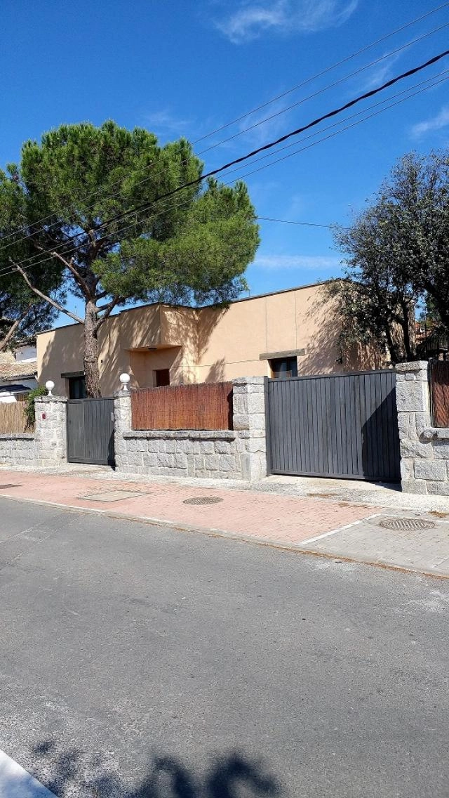 Chalet de 225 m2 en parcela de 700m2 con piscina, zona ajardinada, arboles, aparcamiento para dos coches con entrada automática independiente, zona superior de terraza de 75m2, rehabilitado y ampliado hace 10 años, dormitorios con armarios empotrados, el principal con baño completo y vestidor, cocina con office de trabajo, salón comedor, totalmente exterior.
Situado cerca de los Montes del pardo, cerca de la estación de Renfe de Las Matas, zona comercial, Ambulatorio, Polideportivo, colegios públicos y privados.
Particular abstenerse agencias.